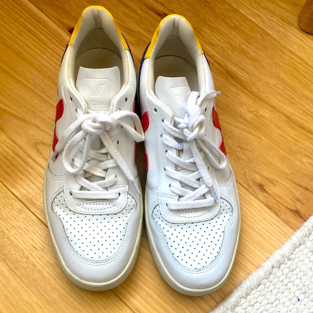 Reposhing. Veja sneakers size 8 womens great condition only worn once by me.